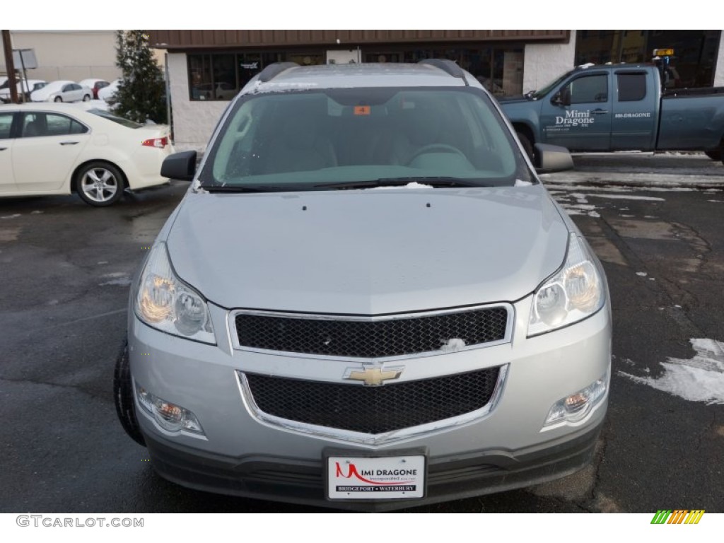 2009 Traverse LS AWD - Silver Ice Metallic / Dark Gray/Light Gray photo #2