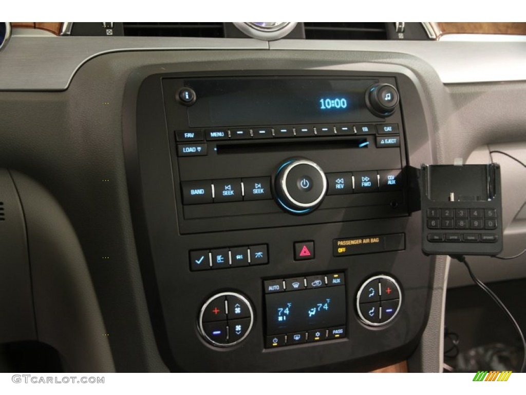 2008 Buick Enclave CXL AWD Controls Photo #90333654