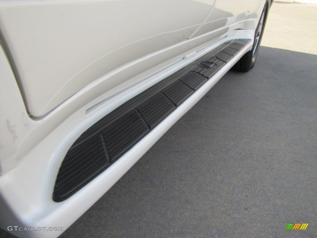 2006 LX 470 - Crystal White / Ivory photo #30
