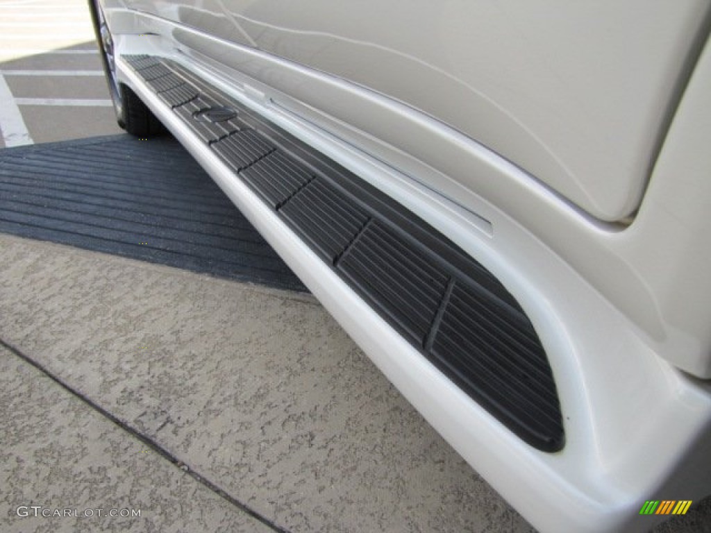 2006 LX 470 - Crystal White / Ivory photo #31