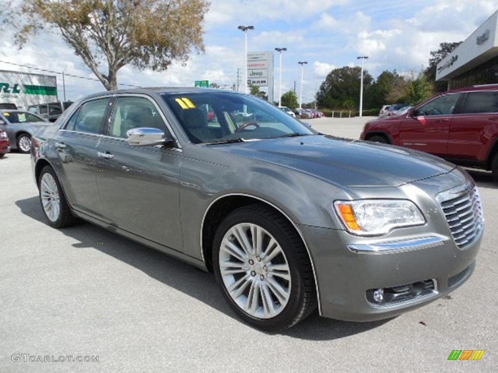 2011 300 C Hemi - Tungsten Metallic / Dark Frost Beige/Light Frost Beige photo #10