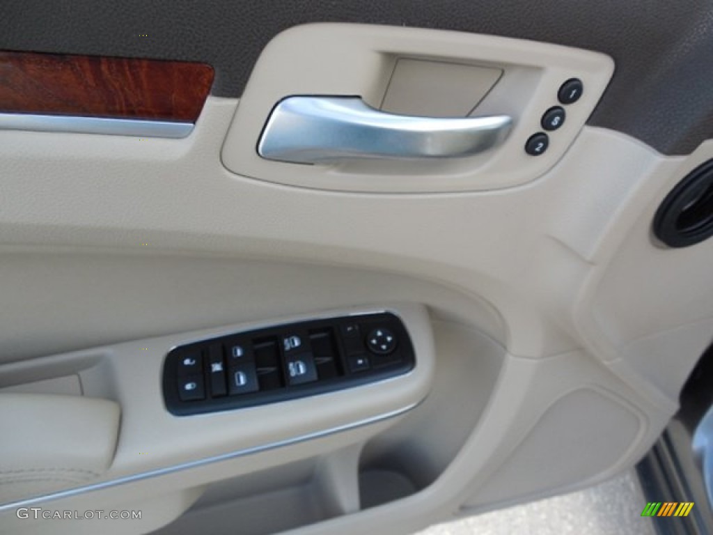 2011 300 C Hemi - Tungsten Metallic / Dark Frost Beige/Light Frost Beige photo #17