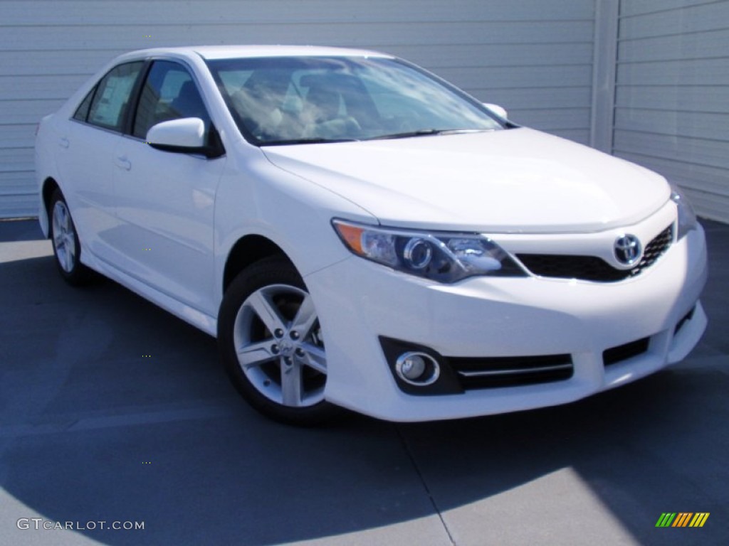 2014 Camry SE - Super White / Black/Ash photo #2