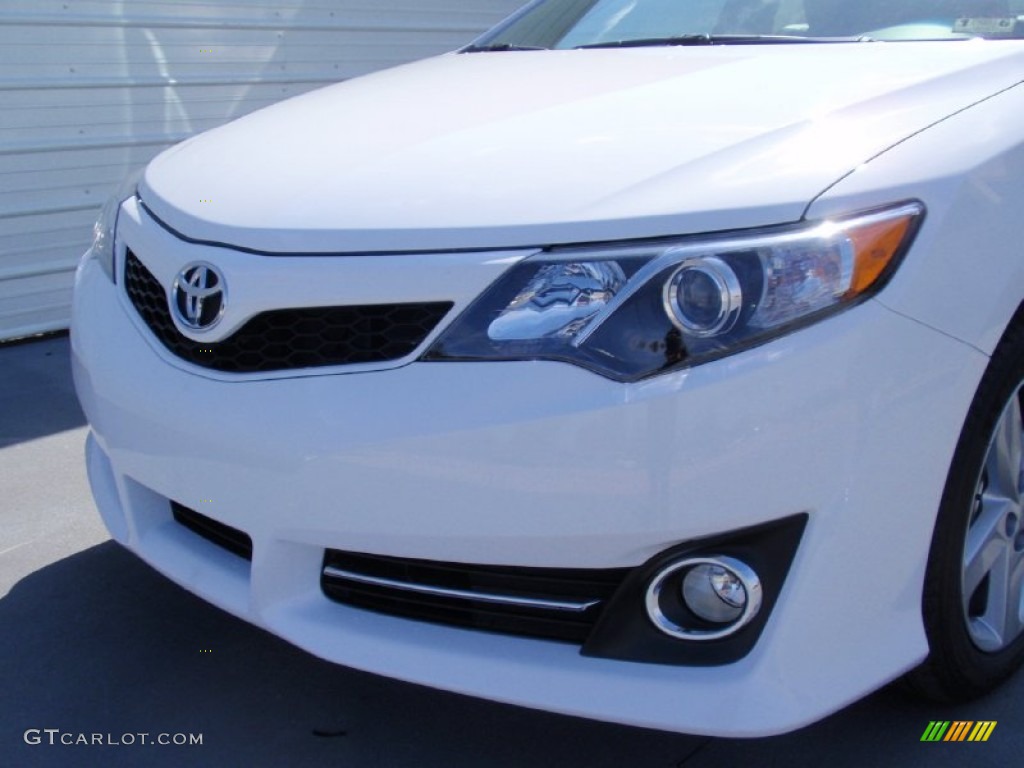 2014 Camry SE - Super White / Black/Ash photo #11