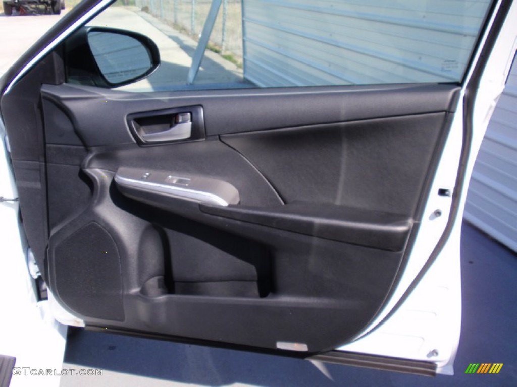 2014 Camry SE - Super White / Black/Ash photo #17