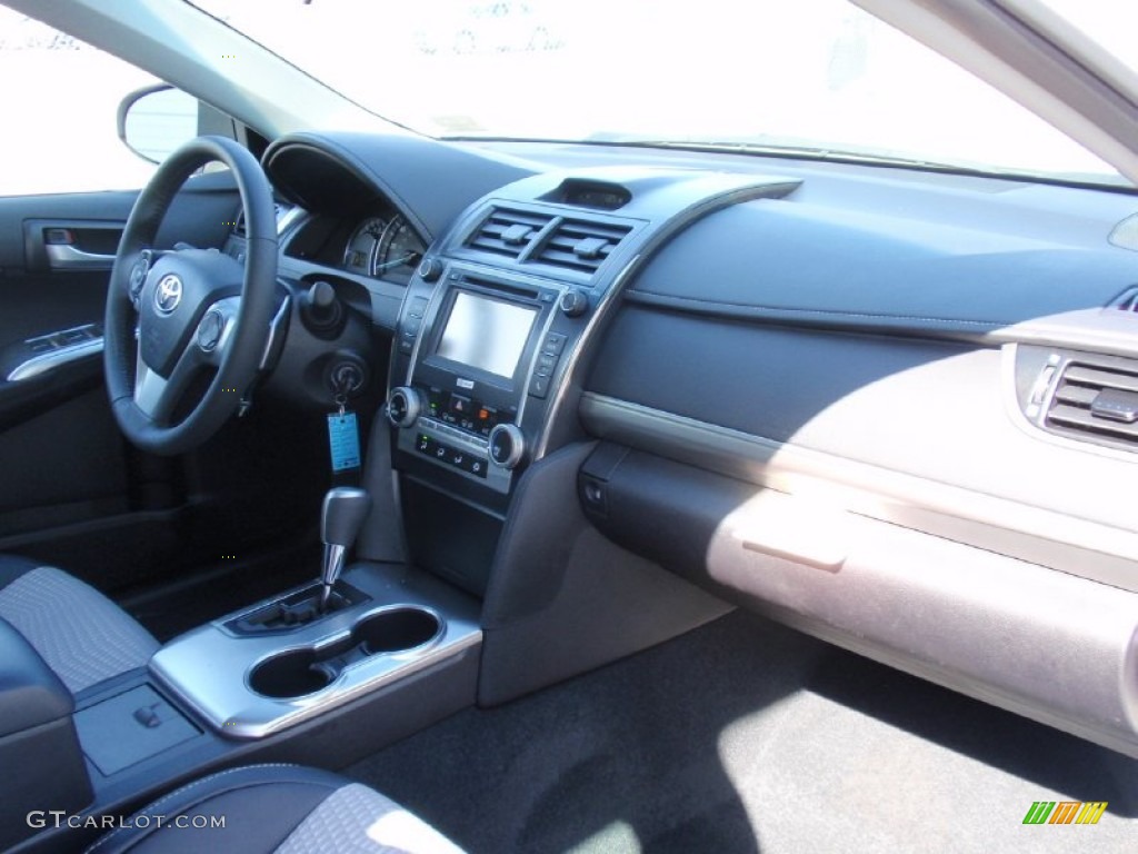 2014 Camry SE - Super White / Black/Ash photo #18