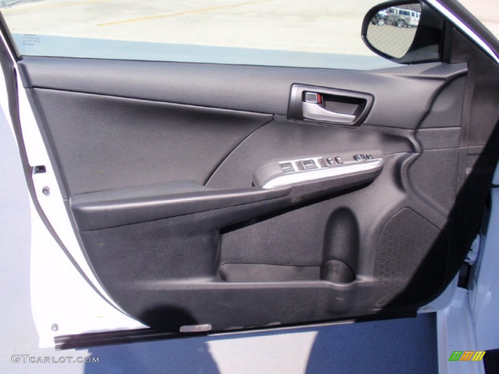 2014 Camry SE - Super White / Black/Ash photo #23