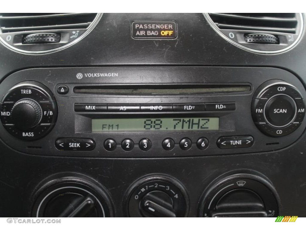 2006 Volkswagen New Beetle 2.5 Coupe Audio System Photo #90355440