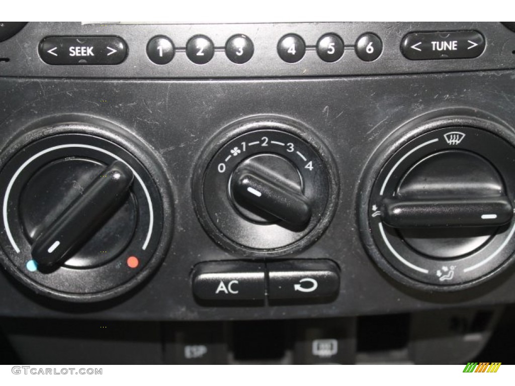 2006 Volkswagen New Beetle 2.5 Coupe Controls Photo #90355459