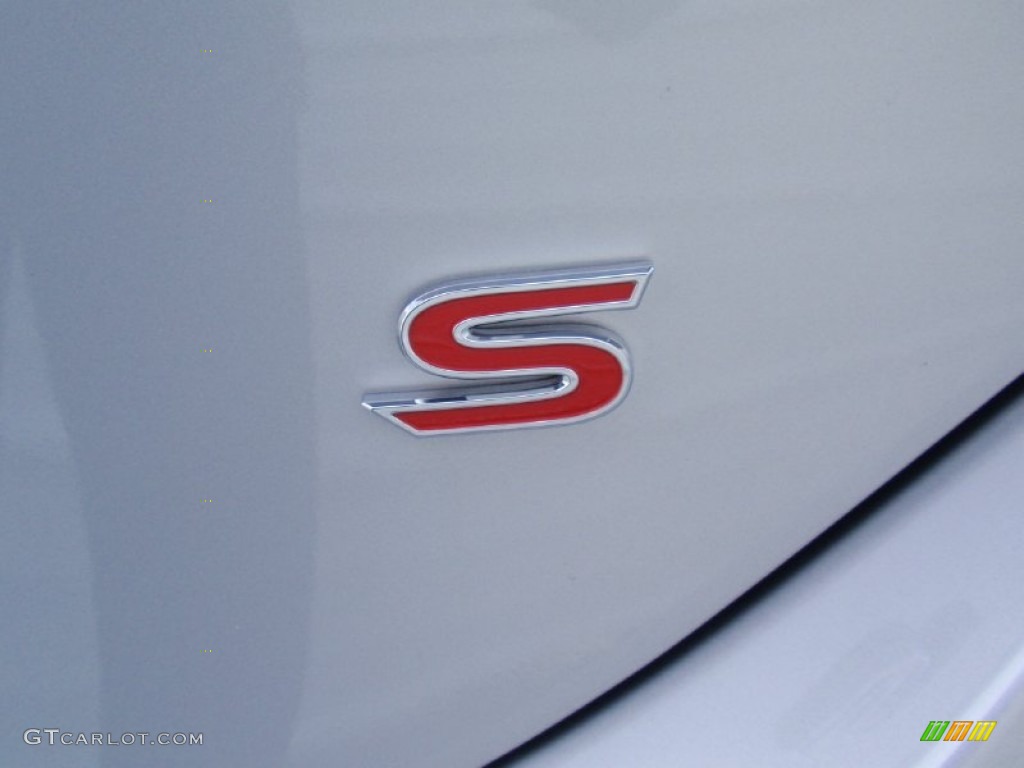 2014 Toyota Corolla S Marks and Logos Photos