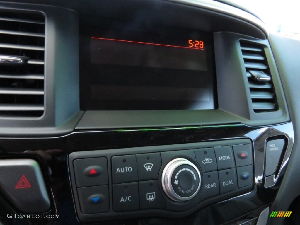 2014 Nissan Pathfinder S Controls Photos