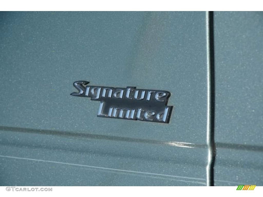 2005 Town Car Signature Limited - Light Tundra Metallic / Medium Light Stone/Dark Stone photo #5