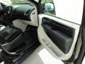2011 Brilliant Black Crystal Pearl Chrysler Town & Country Touring  photo #21