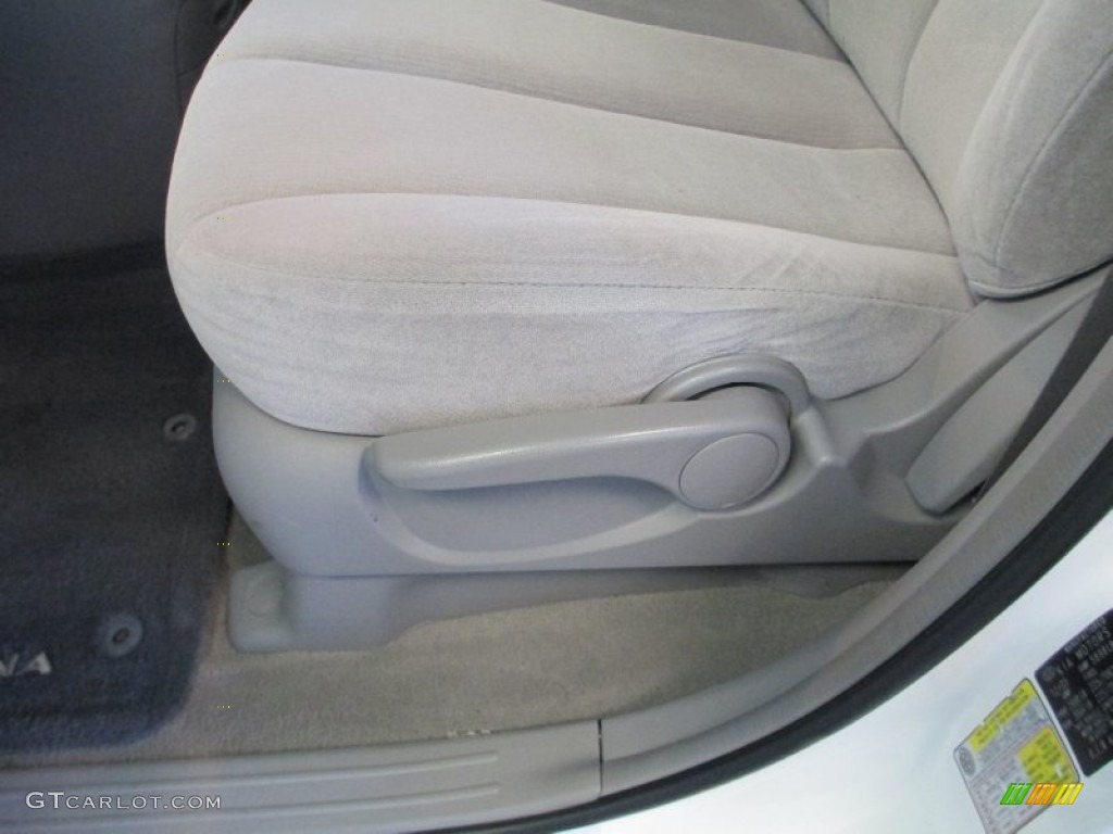 2006 Sedona LX - White / Gray photo #14