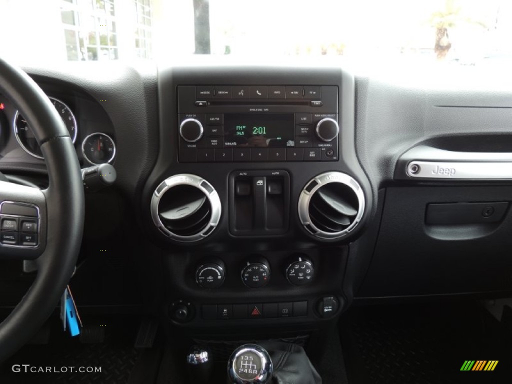 2011 Wrangler Rubicon 4x4 - Bright White / Black photo #16