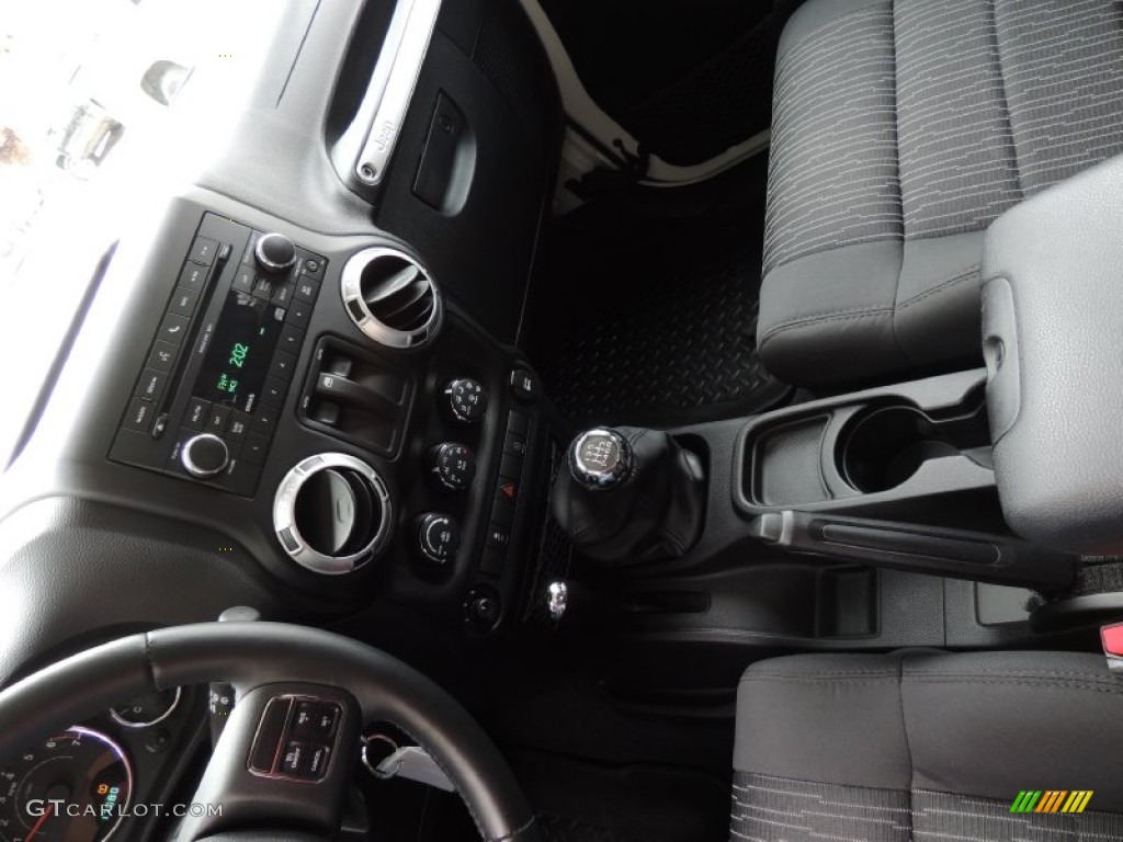 2011 Wrangler Rubicon 4x4 - Bright White / Black photo #19