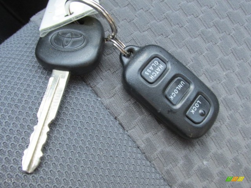 2006 Matrix AWD - Cosmic Blue Metallic / Dark Gray photo #17
