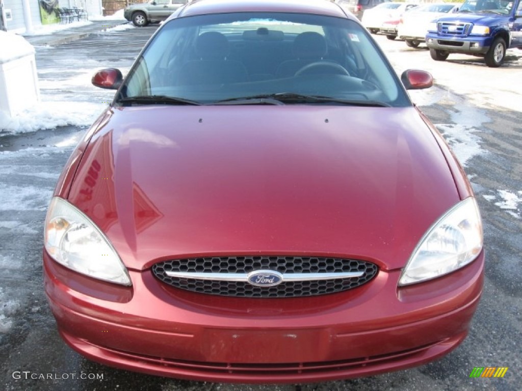 2002 Taurus SE - Matador Red Metallic / Dark Charcoal photo #2