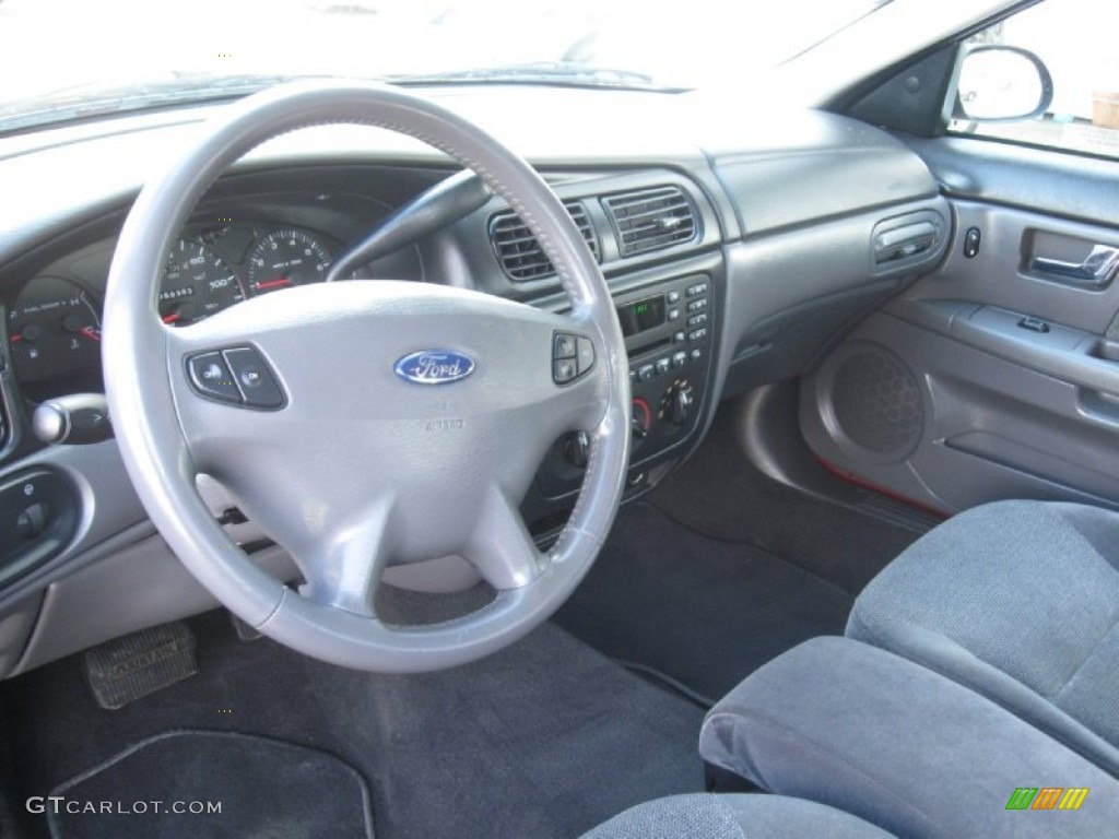 2002 Taurus SE - Matador Red Metallic / Dark Charcoal photo #11