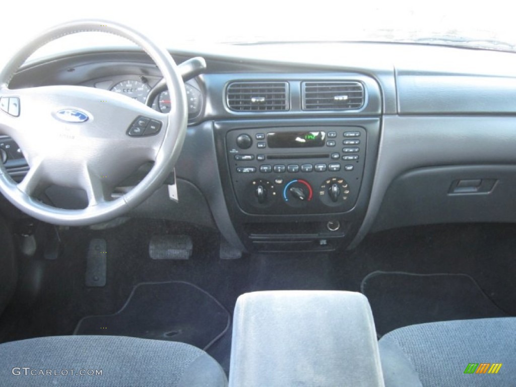 2002 Taurus SE - Matador Red Metallic / Dark Charcoal photo #12