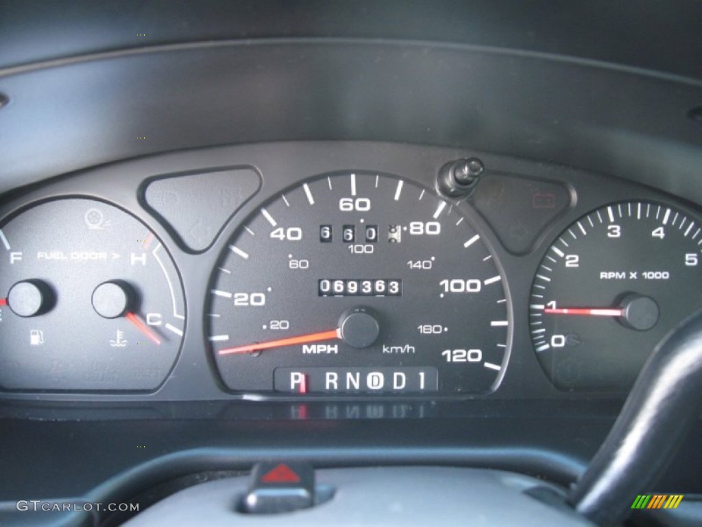 2002 Taurus SE - Matador Red Metallic / Dark Charcoal photo #14