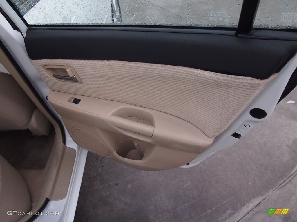 2004 MAZDA3 i Sedan - Rally White / Beige photo #7