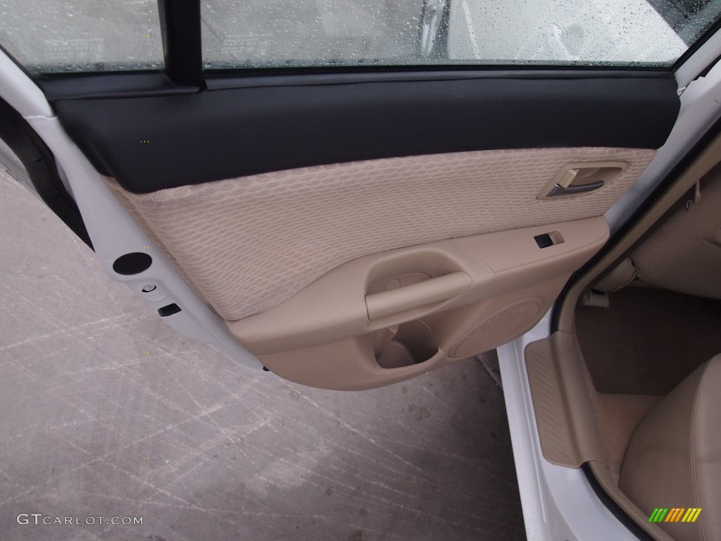 2004 MAZDA3 i Sedan - Rally White / Beige photo #12