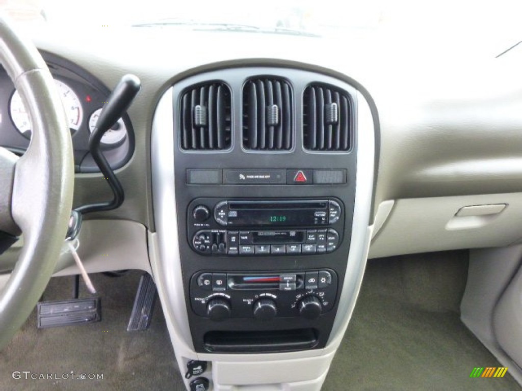 2006 Town & Country Touring - Inferno Red Pearl / Medium Slate Gray photo #16