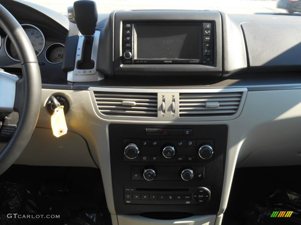 2010 Routan SE - Tanzanite Blue Metallic / Aero Gray photo #11