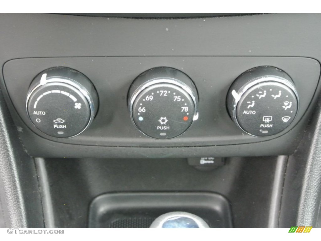 2013 Avenger SXT V6 - Black / Black/Light Frost Beige photo #13