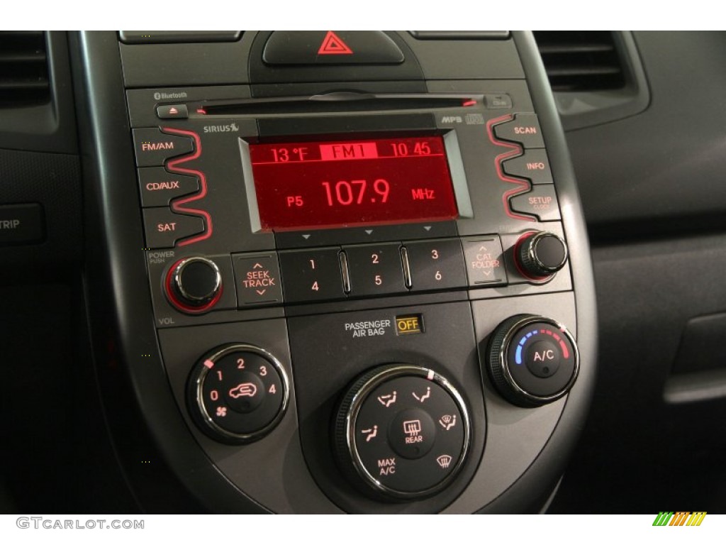2010 Kia Soul + Controls Photo #90532037