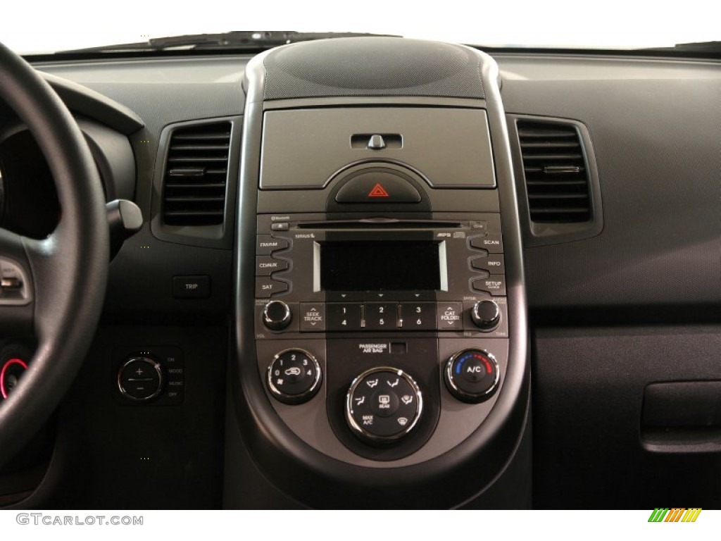 2010 Kia Soul + Controls Photo #90532187