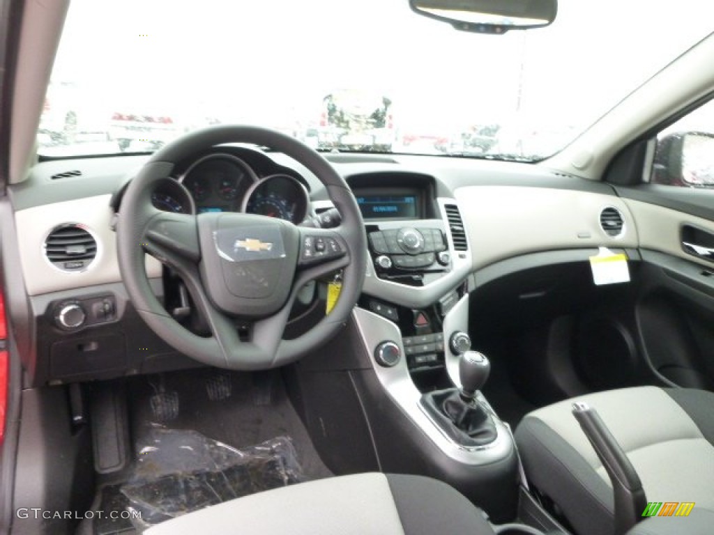 2014 Cruze LS - Red Hot / Jet Black/Medium Titanium photo #14