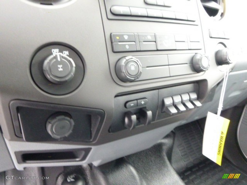 2014 F350 Super Duty XL Crew Cab 4x4 - Oxford White / Steel photo #17