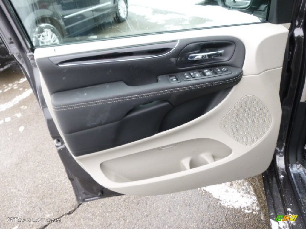 2014 Chrysler Town & Country 30th Anniversary Edition Door Panel Photos