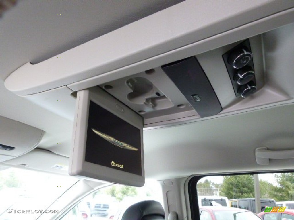 2014 Chrysler Town & Country 30th Anniversary Edition Entertainment System Photos