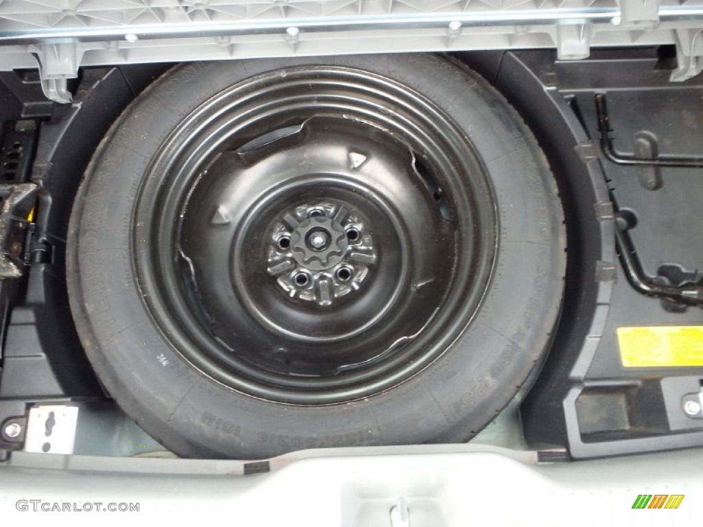 2010 Vibe 1.8L - Ultra White / Ebony photo #26
