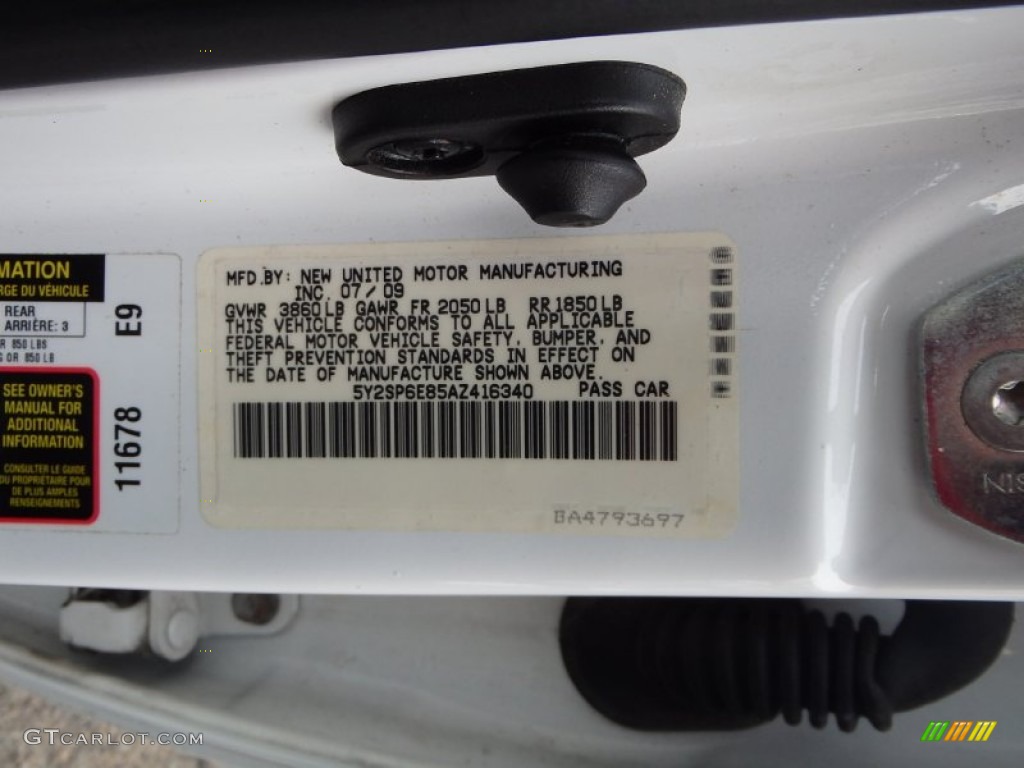 2010 Vibe 1.8L - Ultra White / Ebony photo #28