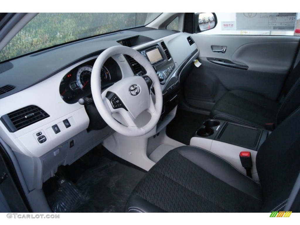 Dark Charcoal Interior 2014 Toyota Sienna SE Photo #90618818