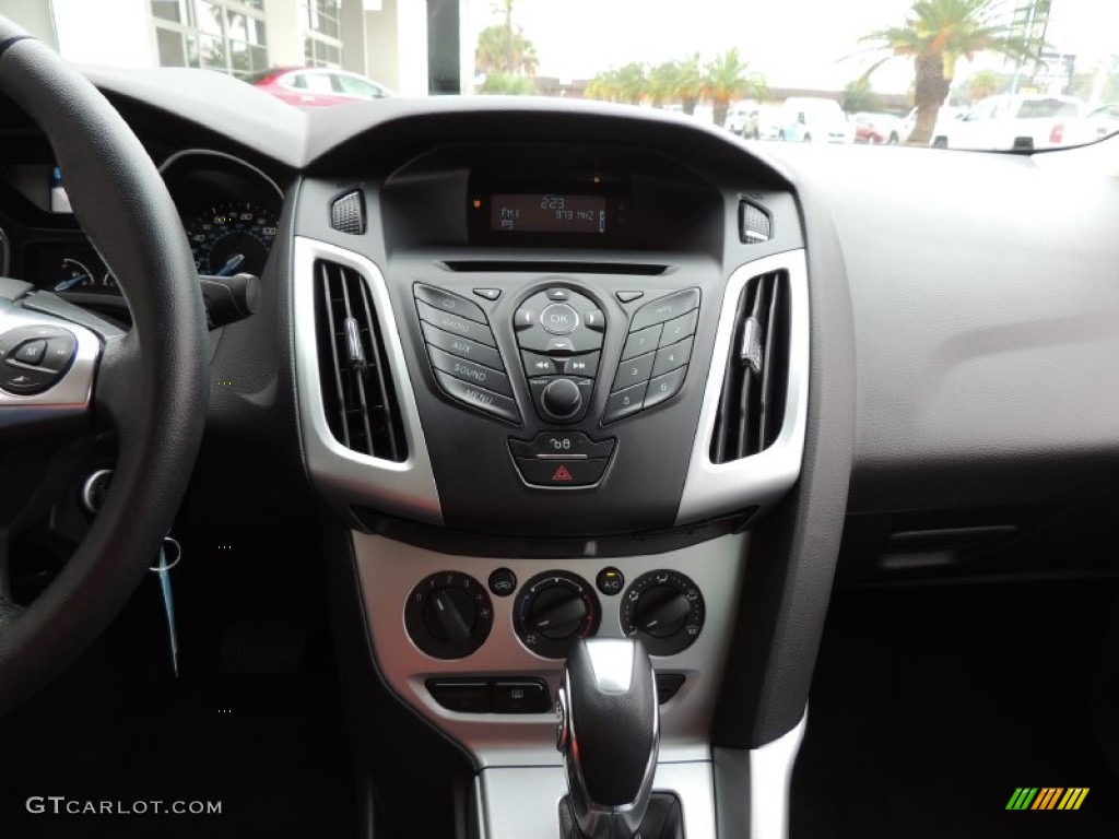 2012 Focus SE Sport Sedan - Red Candy Metallic / Two-Tone Sport photo #17