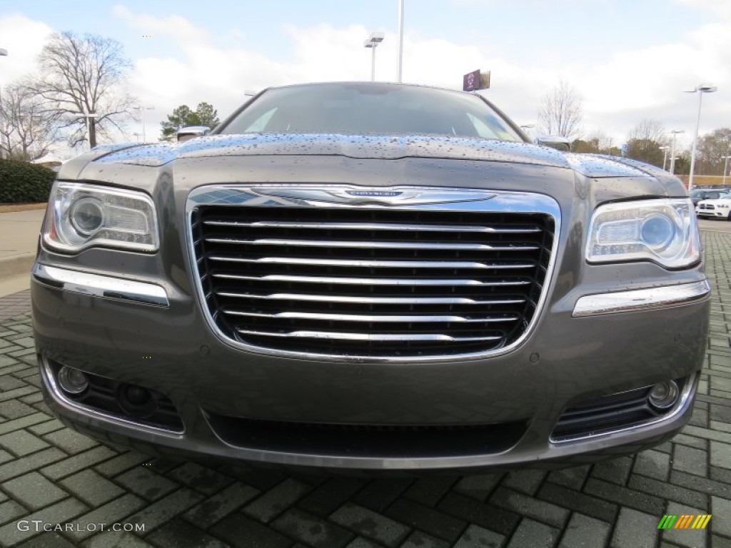 2011 300 C Hemi - Tungsten Metallic / Black photo #8