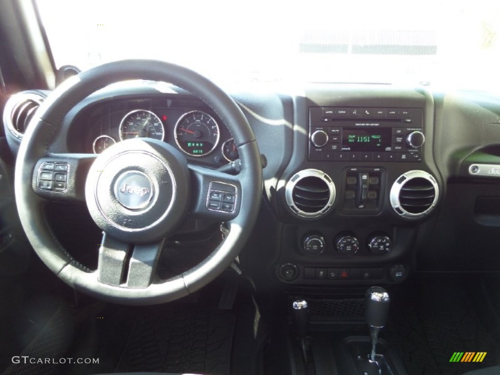 2013 Wrangler Unlimited Sahara 4x4 - True Blue Pearl / Black photo #15