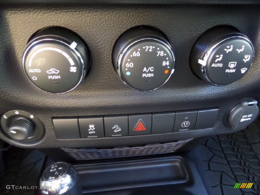 2013 Wrangler Unlimited Sahara 4x4 - True Blue Pearl / Black photo #18