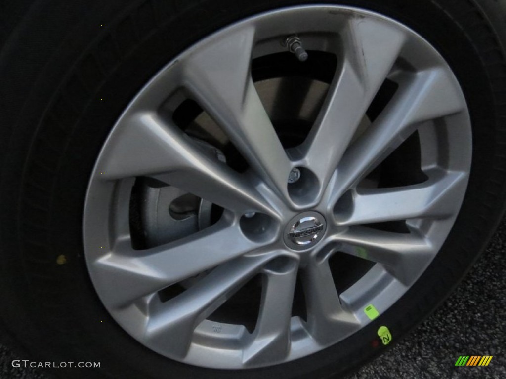 2014 Nissan Rogue SV Wheel Photos