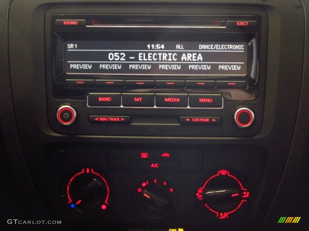 2014 Jetta SE Sedan - Reflex Silver Metallic / Titan Black photo #17