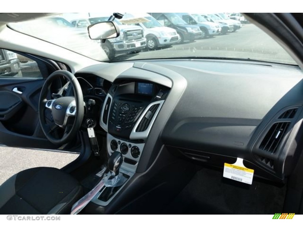 2014 Focus SE Sedan - Sterling Gray / Charcoal Black photo #17