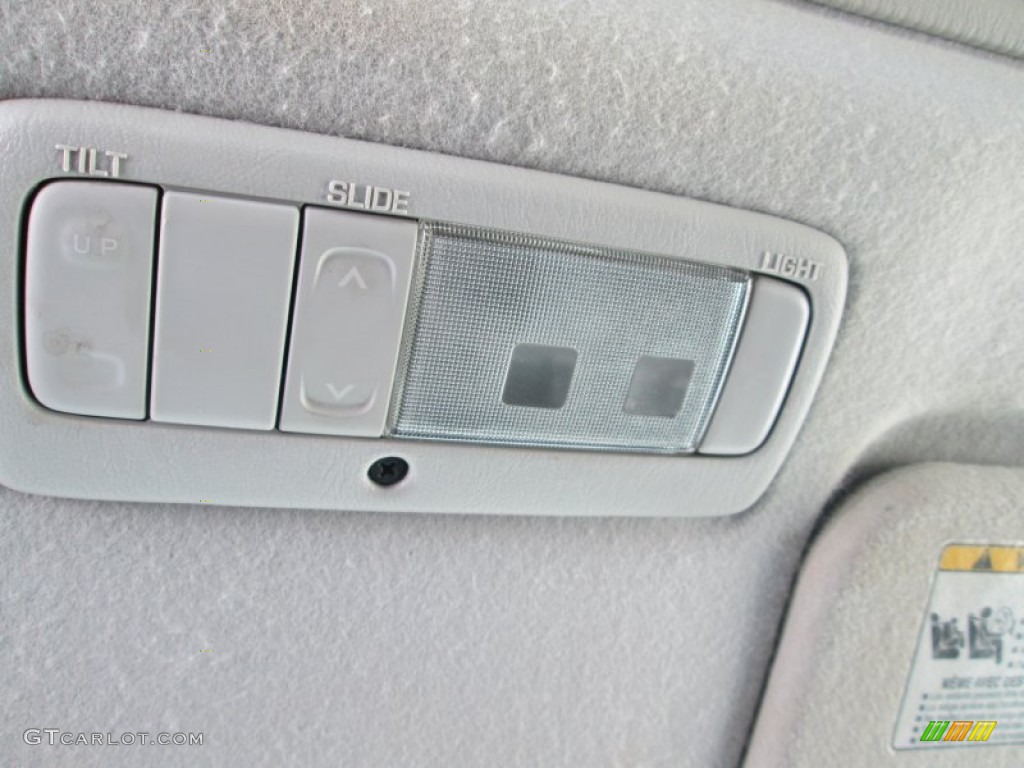 2005 Pontiac Vibe GT Controls Photo #90669177