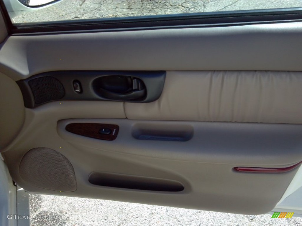 2002 Regal LS - White / Graphite photo #19