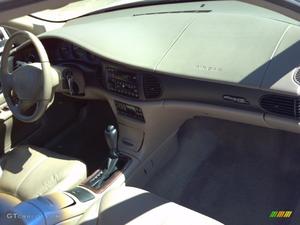 2002 Regal LS - White / Graphite photo #21