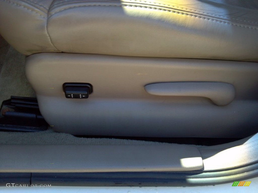 2002 Regal LS - White / Graphite photo #22